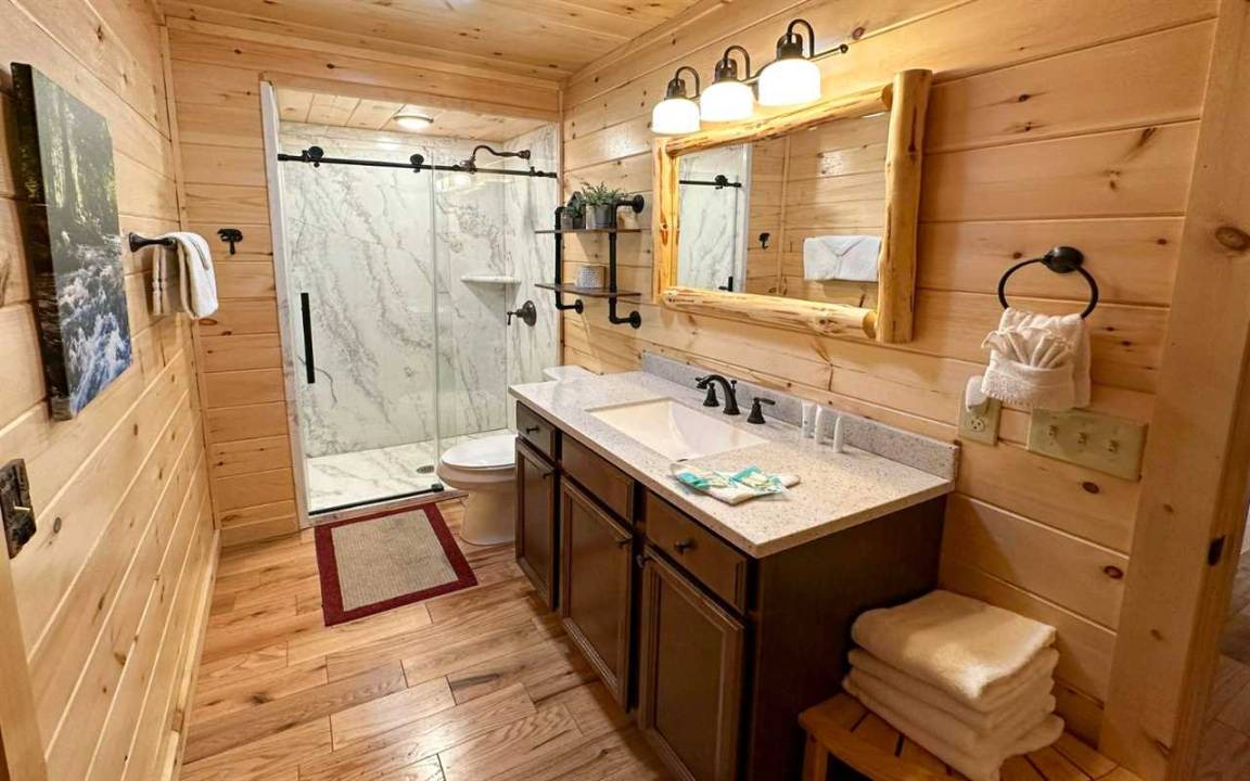 Photo of Bathroom in White Oak Lodge