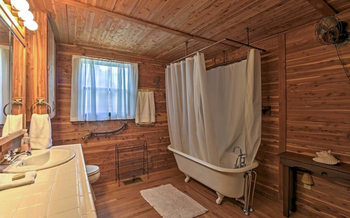 Photo of Bathroom in Canyon Lake