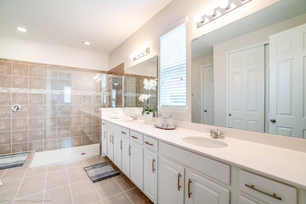 Photo of Bathroom in Bay Lake