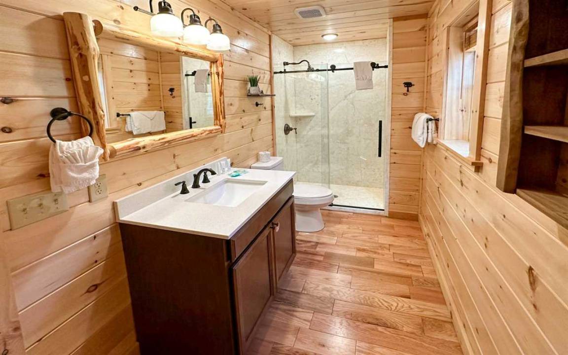 Photo of Bathroom in White Oak Lodge