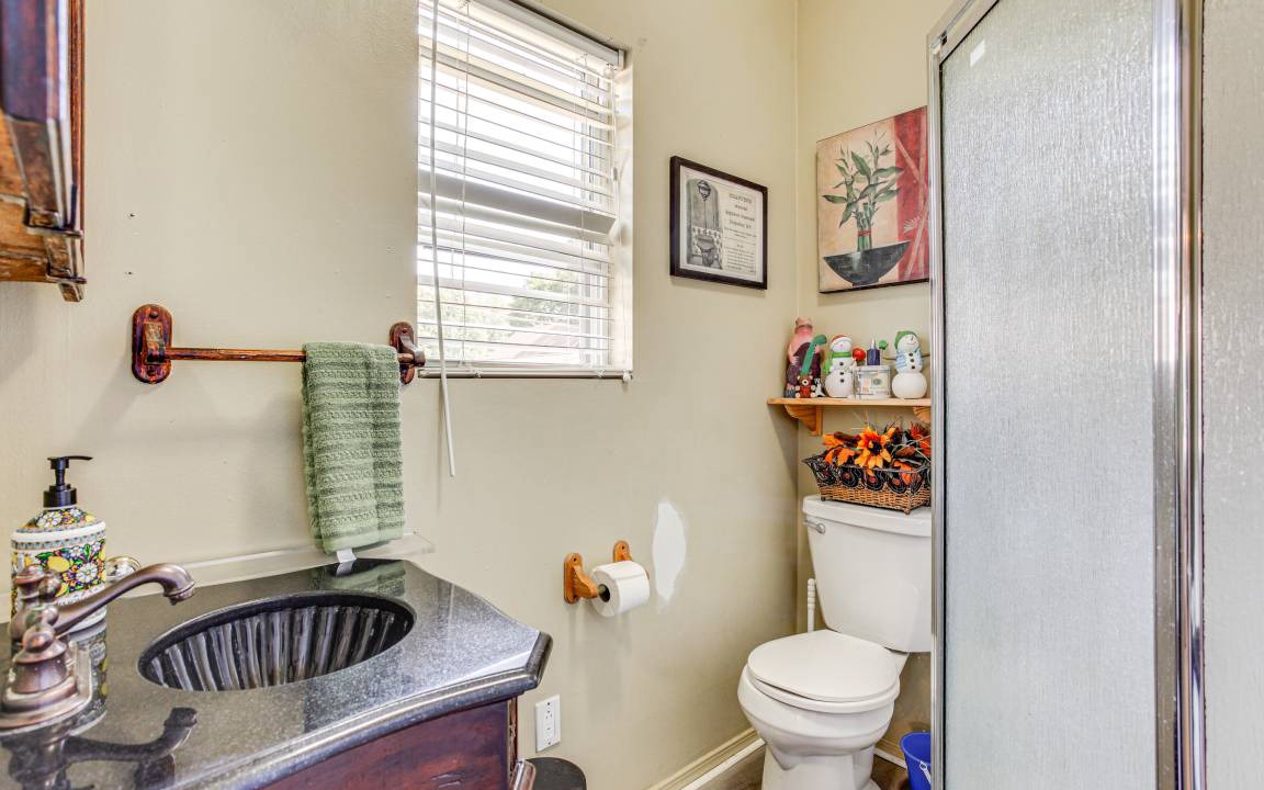 Photo of Bathroom in De Pue