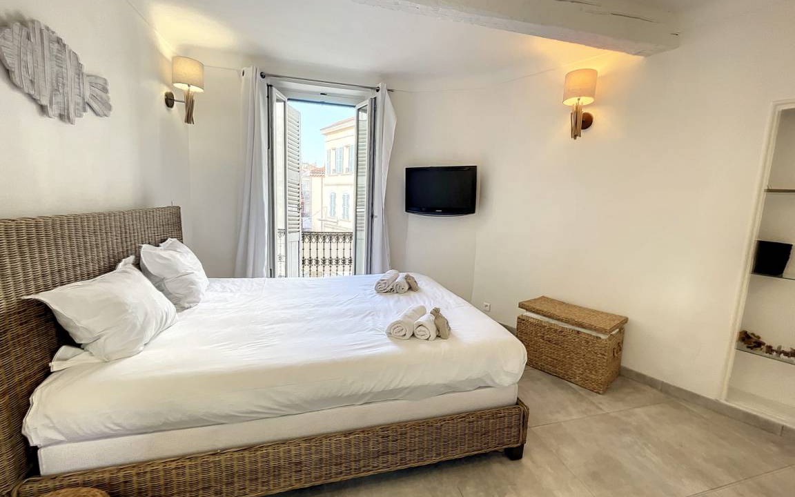 Photo of Bedroom in Cannes City Centre