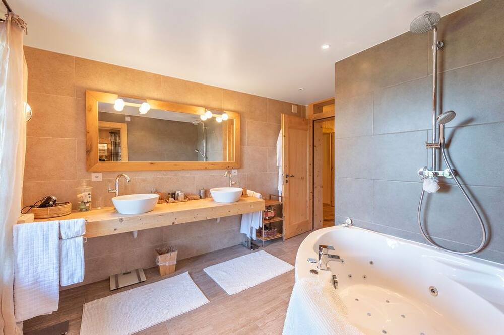 Photo of Bathroom in Arveyes