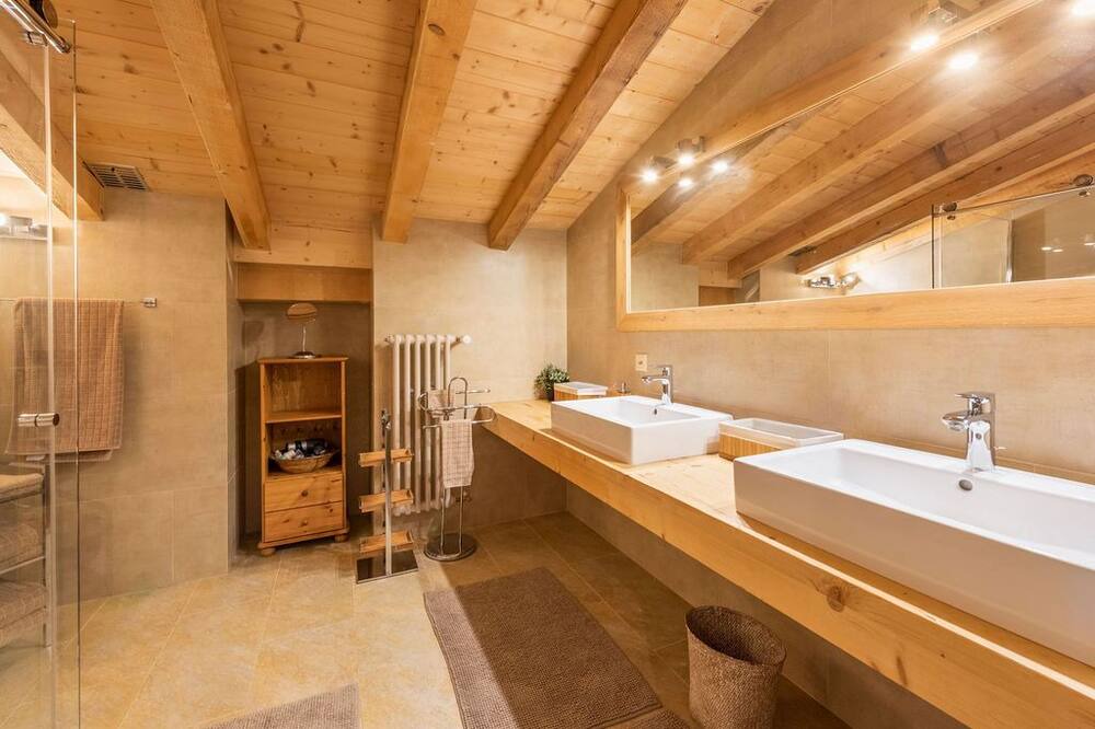 Photo of Bathroom in Arveyes