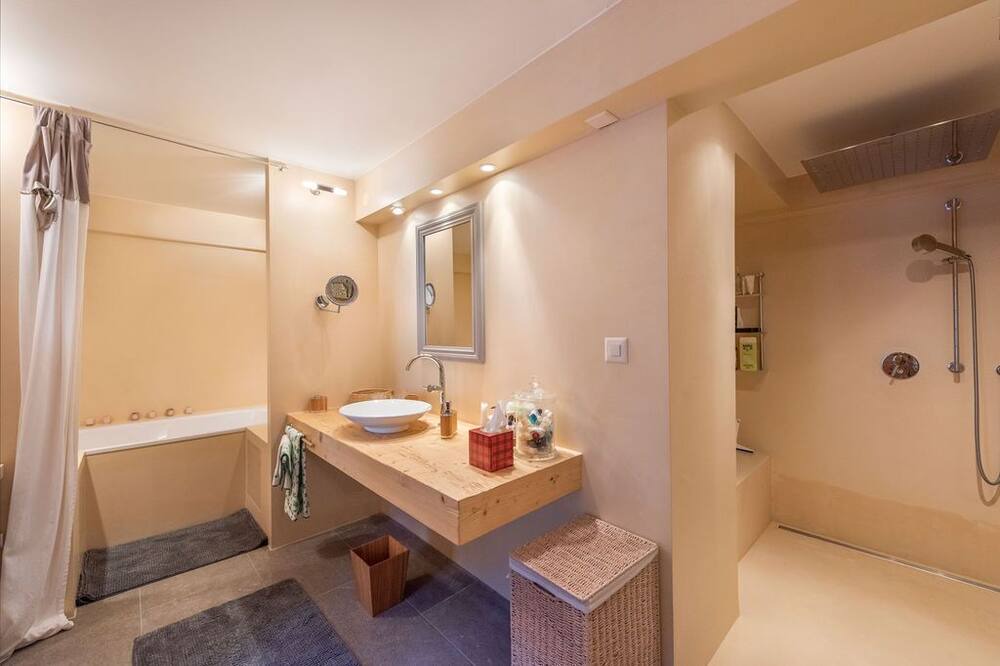 Photo of Bathroom in Arveyes