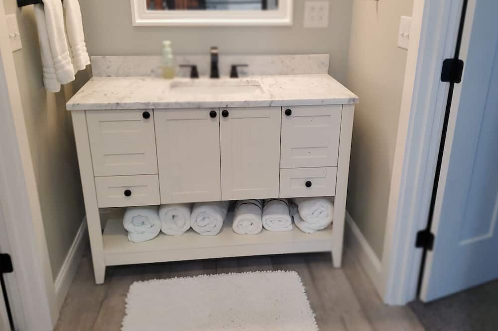 Photo of Bathroom in Lakeview