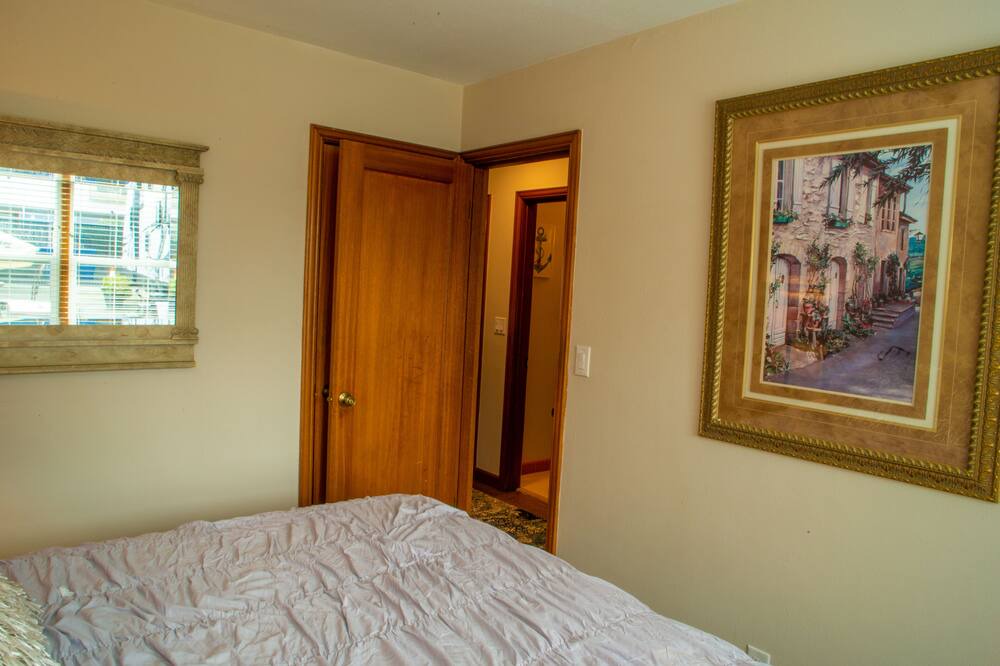 Photo of Bedroom in Alki