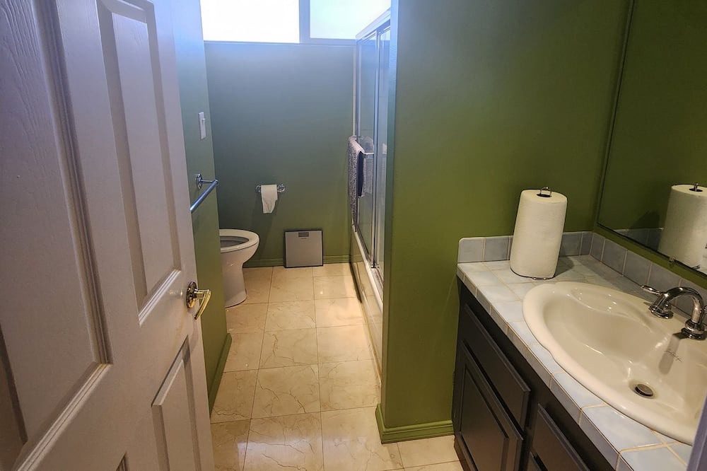 Photo of Bathroom in Maunaloa