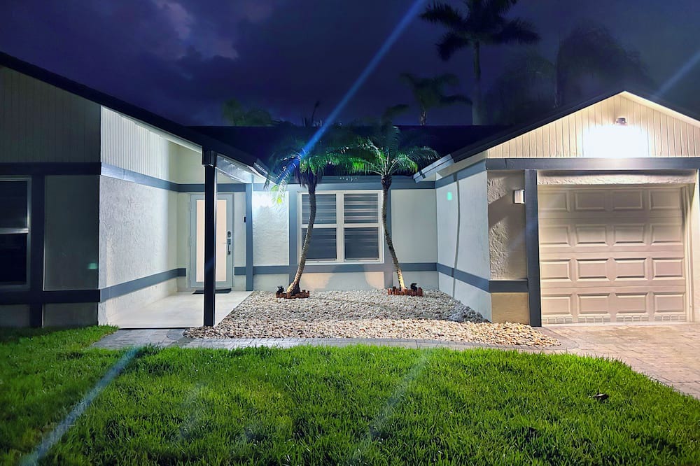 Photo of Outdoor in Palmetto Estates