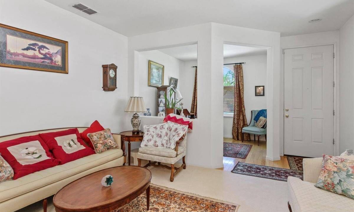 Photo of Livingroom in Covell Park