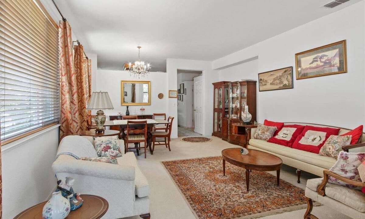 Photo of Livingroom in Covell Park