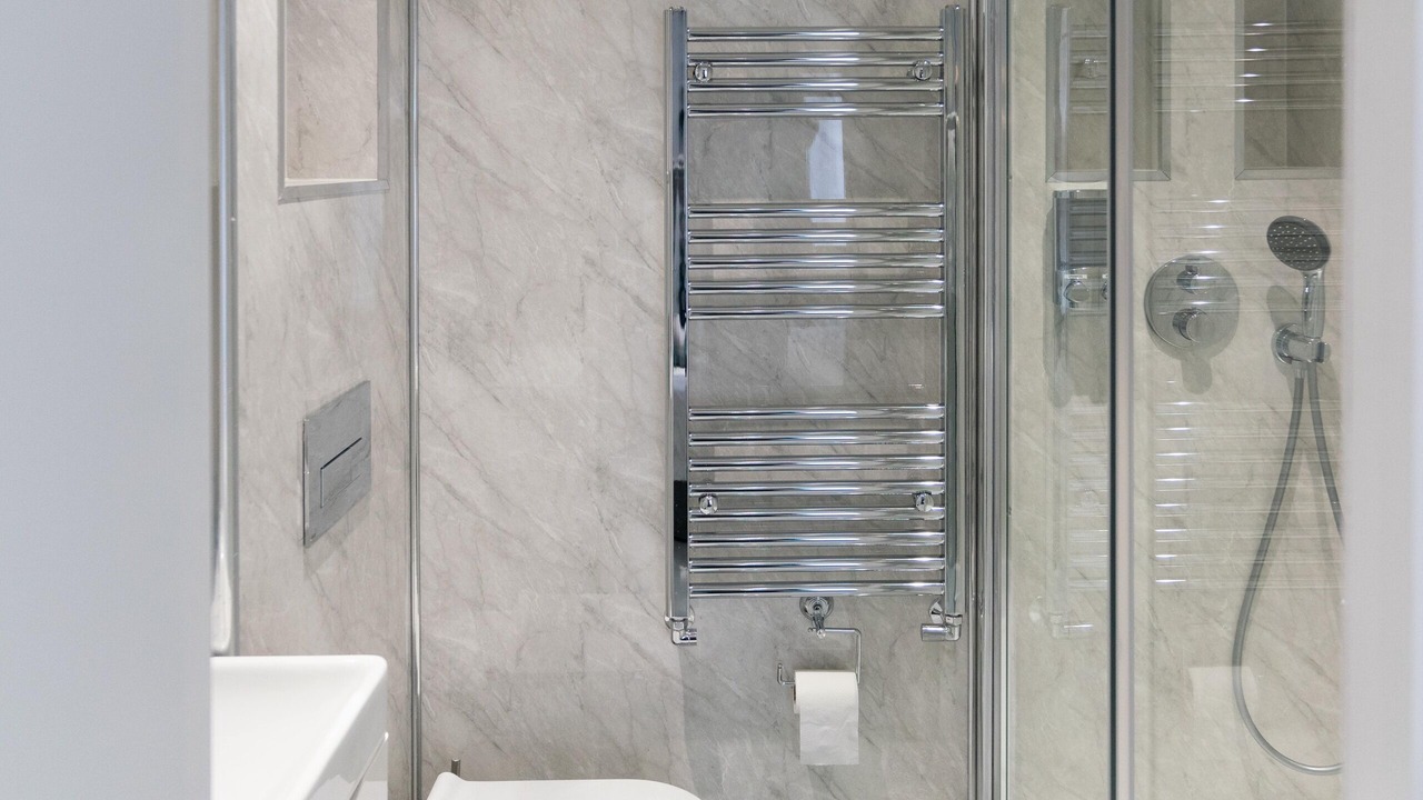 Photo of Bathroom in Island Gardens