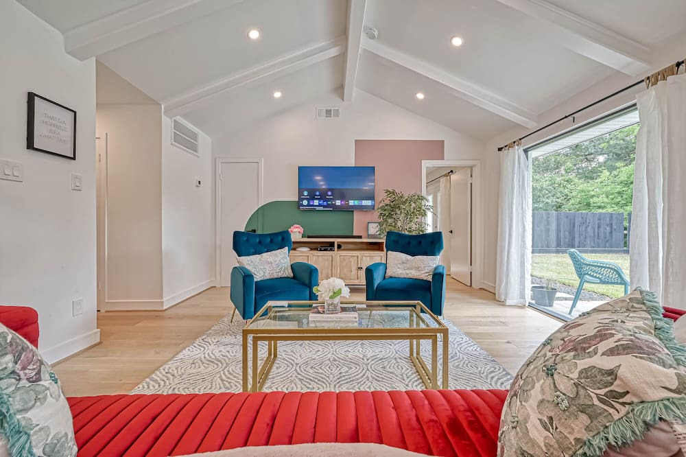 Photo of Livingroom in Spring Branch Central