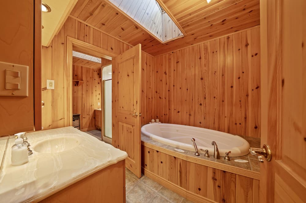 Photo of Bathroom in Algonquin Highlands