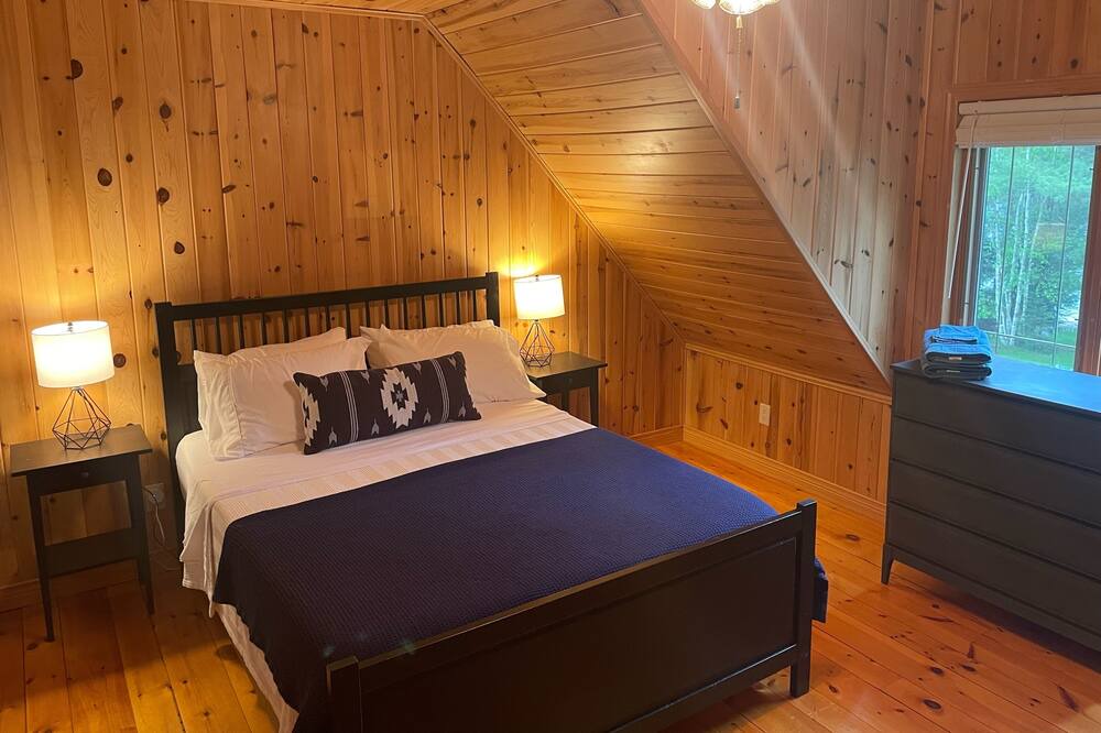 Photo of Bedroom in Algonquin Highlands
