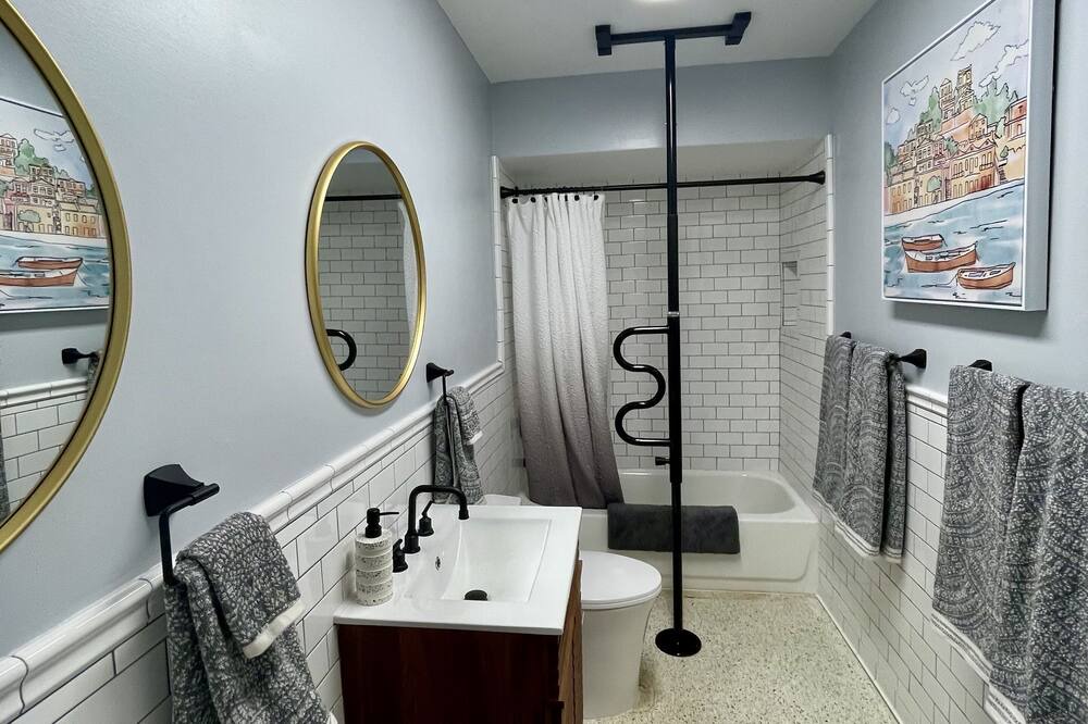 Photo of Bathroom in Harbor Hills