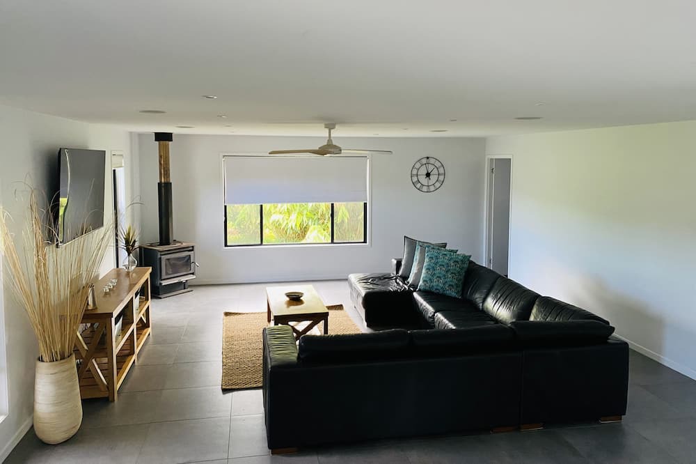 Photo of Livingroom in Main Arm