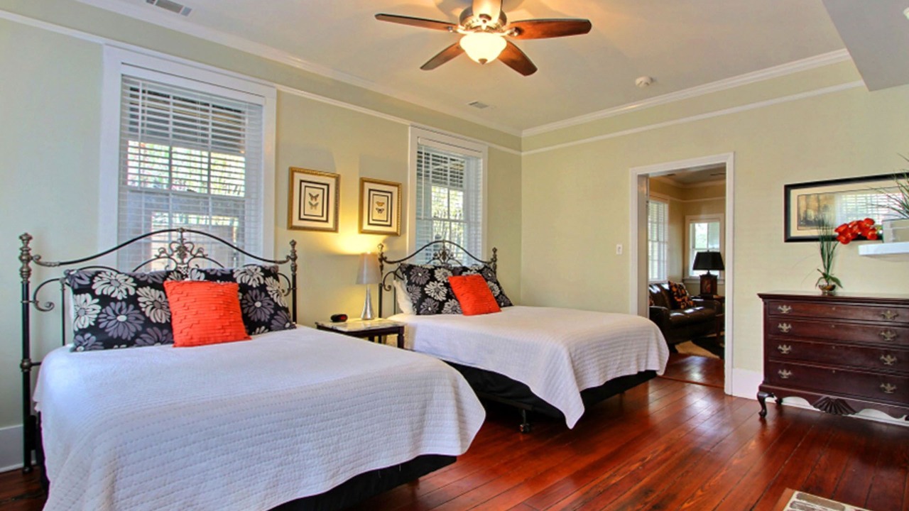 Photo of Bedroom in Metropolitan