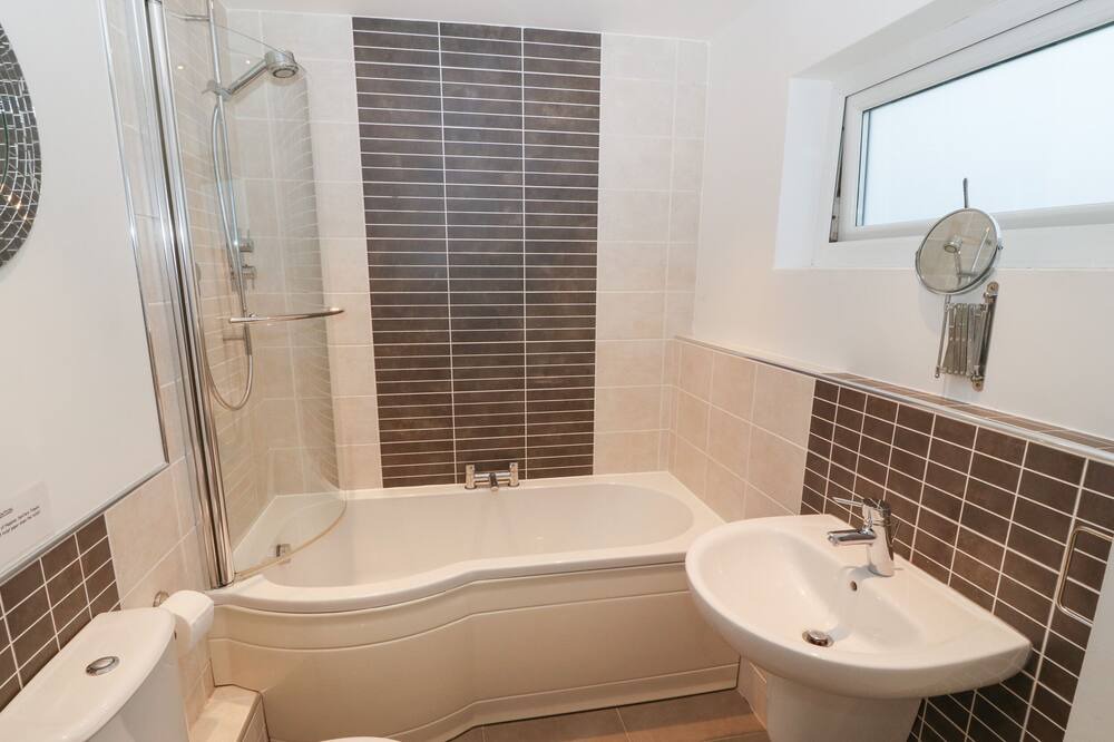 Photo of Bathroom in Morfa Bychan