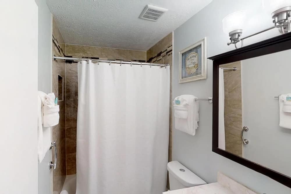 Photo of Bathroom in Surfcrest Village