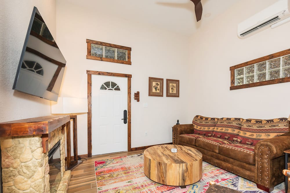 Photo of Livingroom in Bronson