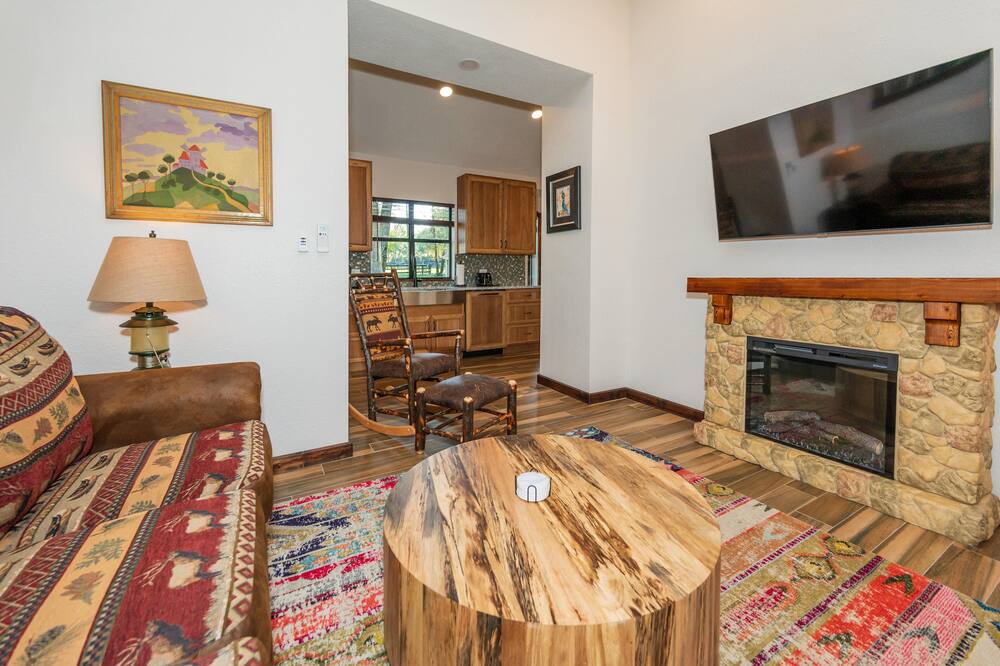 Photo of Livingroom in Bronson