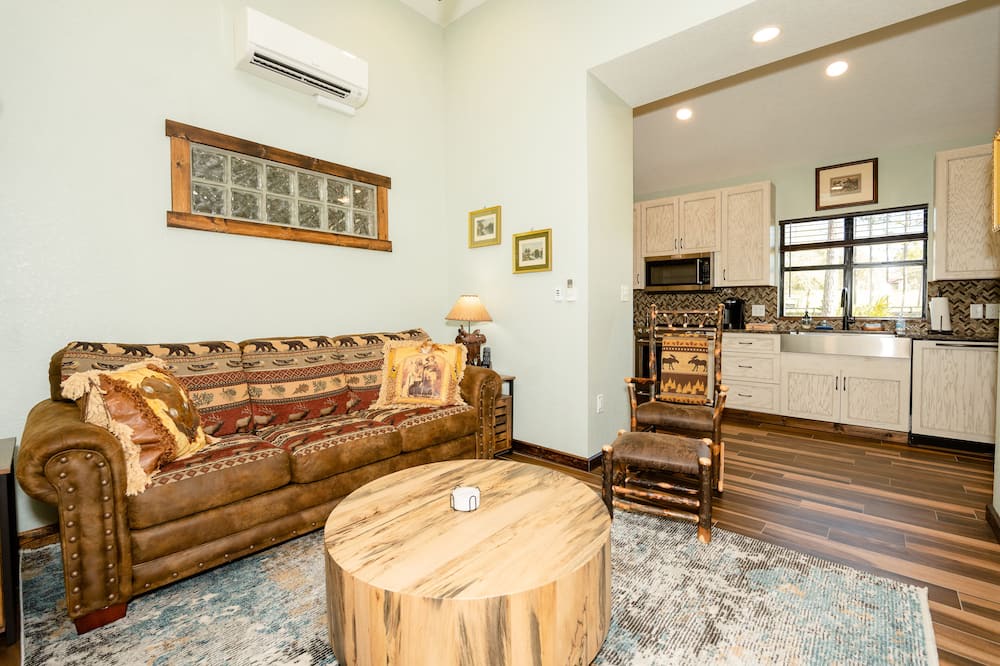 Photo of Livingroom in Bronson