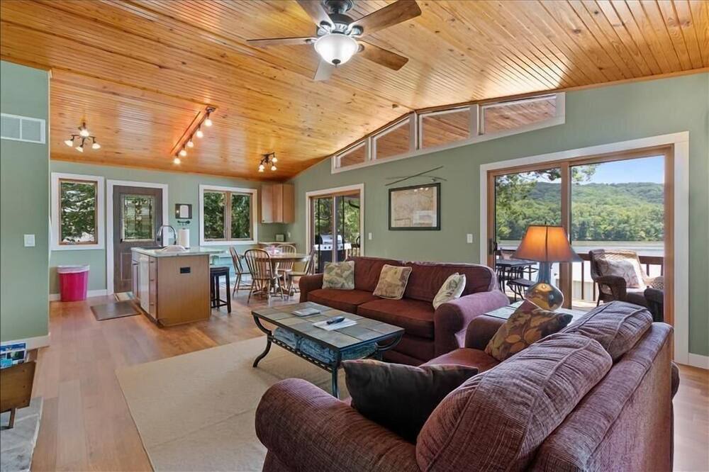 Photo of Bedroom in Roach