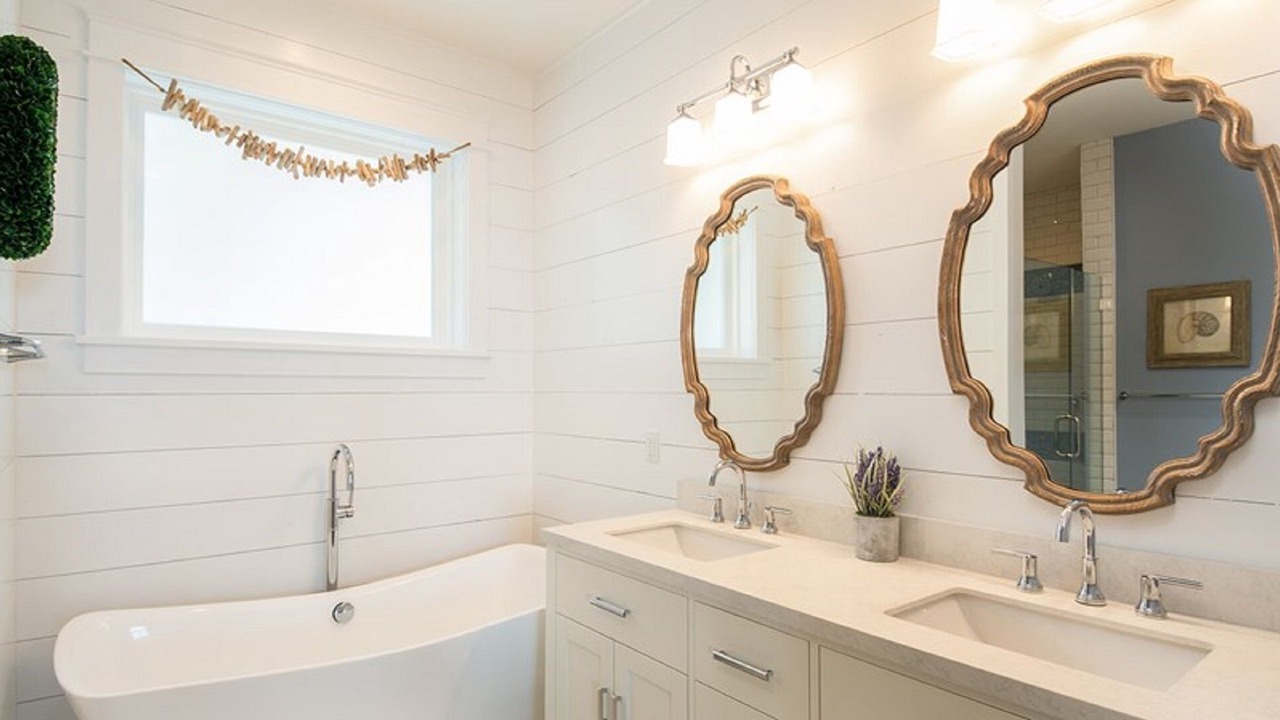 Photo of Bathroom in Whalehead Beach