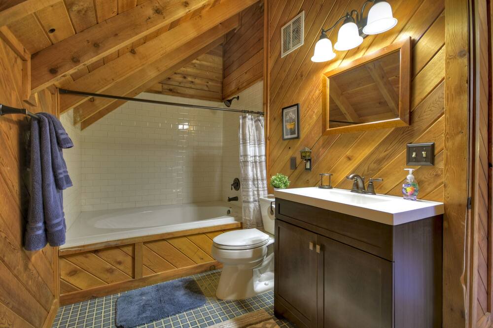 Photo of Bathroom in Hidden Lake