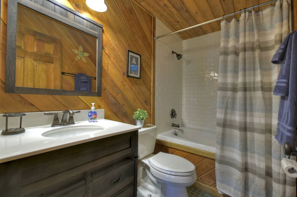 Photo of Bathroom in Hidden Lake