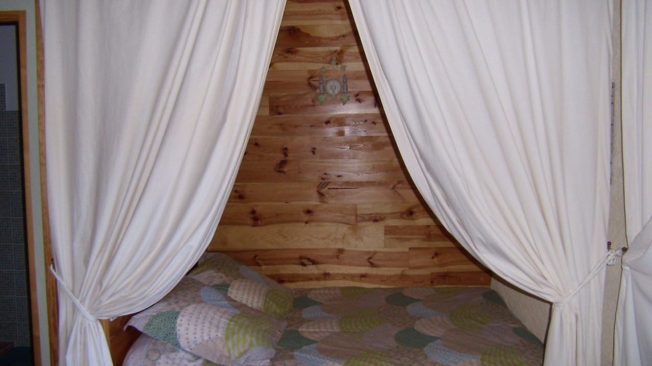 Photo of Bedroom in Felines