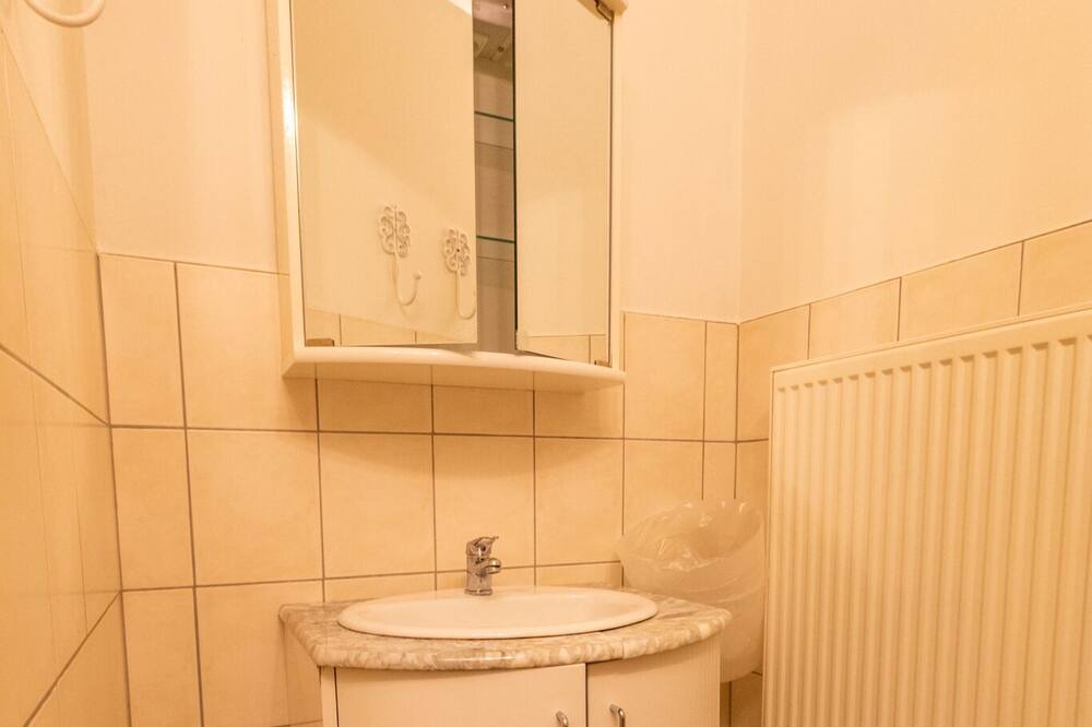 Photo of Bathroom in Coo