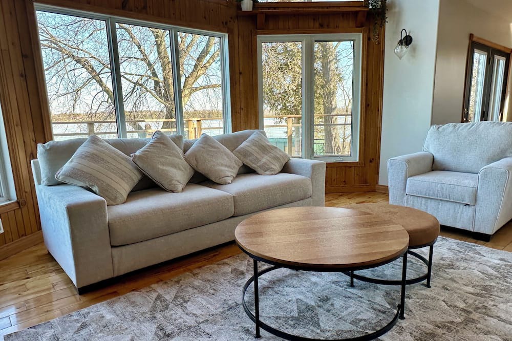 Photo of Livingroom in Lindsay