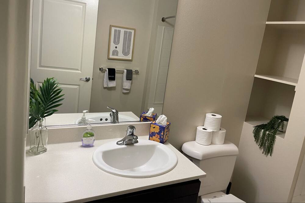 Photo of Bathroom in Miracle Mile