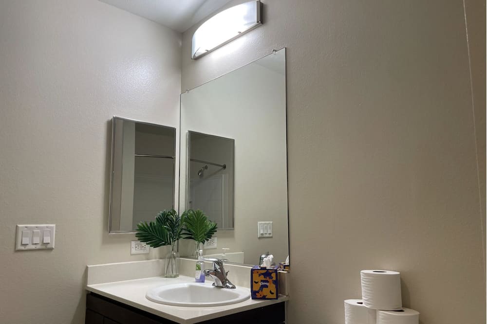 Photo of Bathroom in Miracle Mile