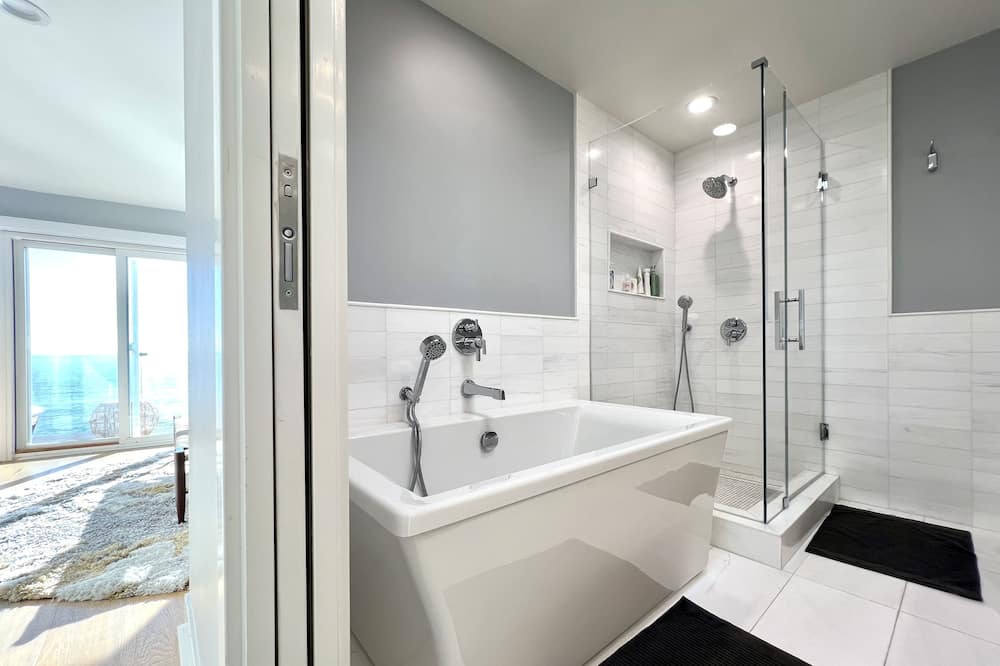 Photo of Bathroom in Eastern Malibu