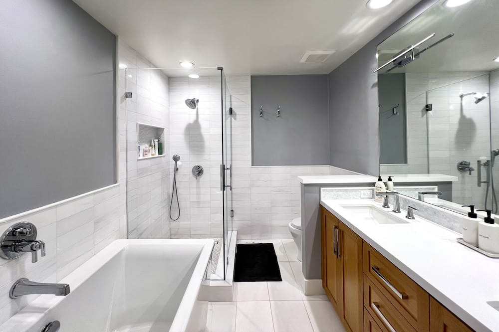 Photo of Bathroom in Eastern Malibu