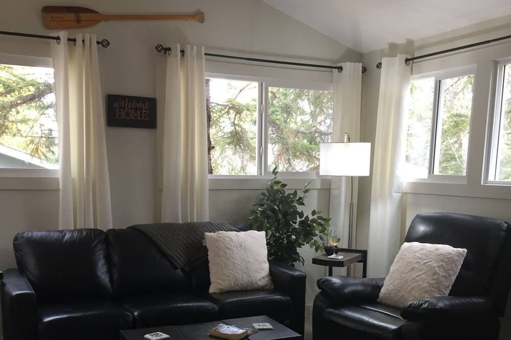 Photo of Livingroom in Onanole