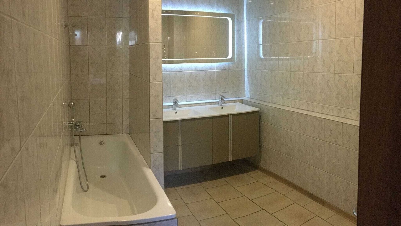 Photo of Bathroom in Coo