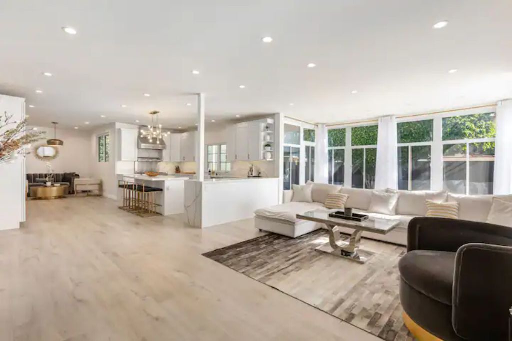 Photo of Livingroom in Miracle Mile
