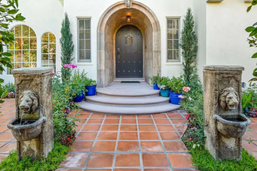 Photo of Outdoor in Miracle Mile