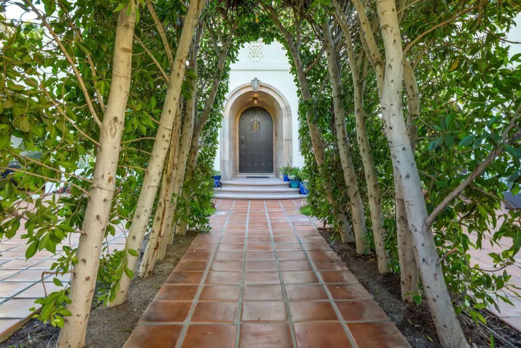 Photo of Outdoor in Miracle Mile