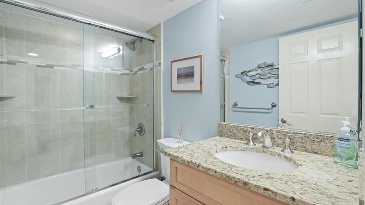 Photo of Bathroom in Park Shore