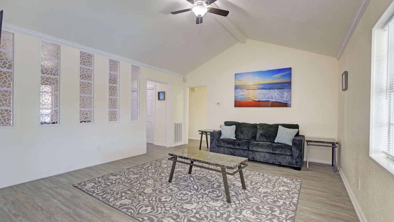 Photo of Livingroom in Spring Branch Central
