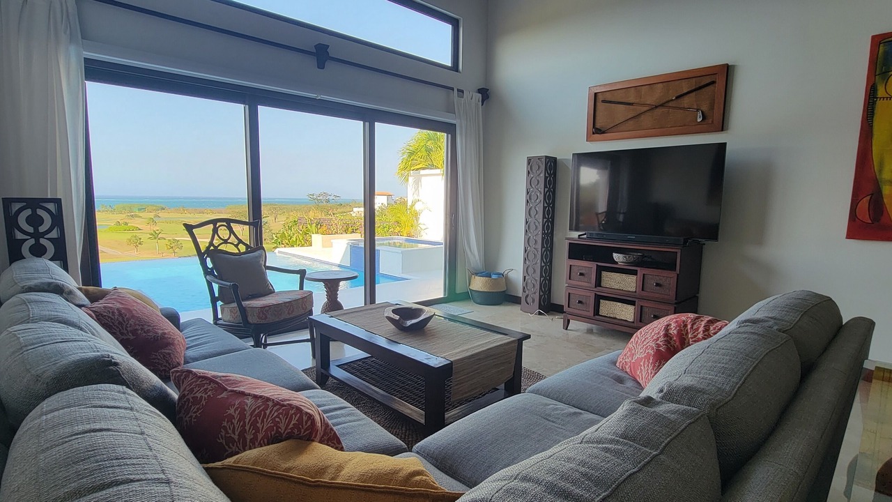 Photo of Livingroom in Pristine Bay