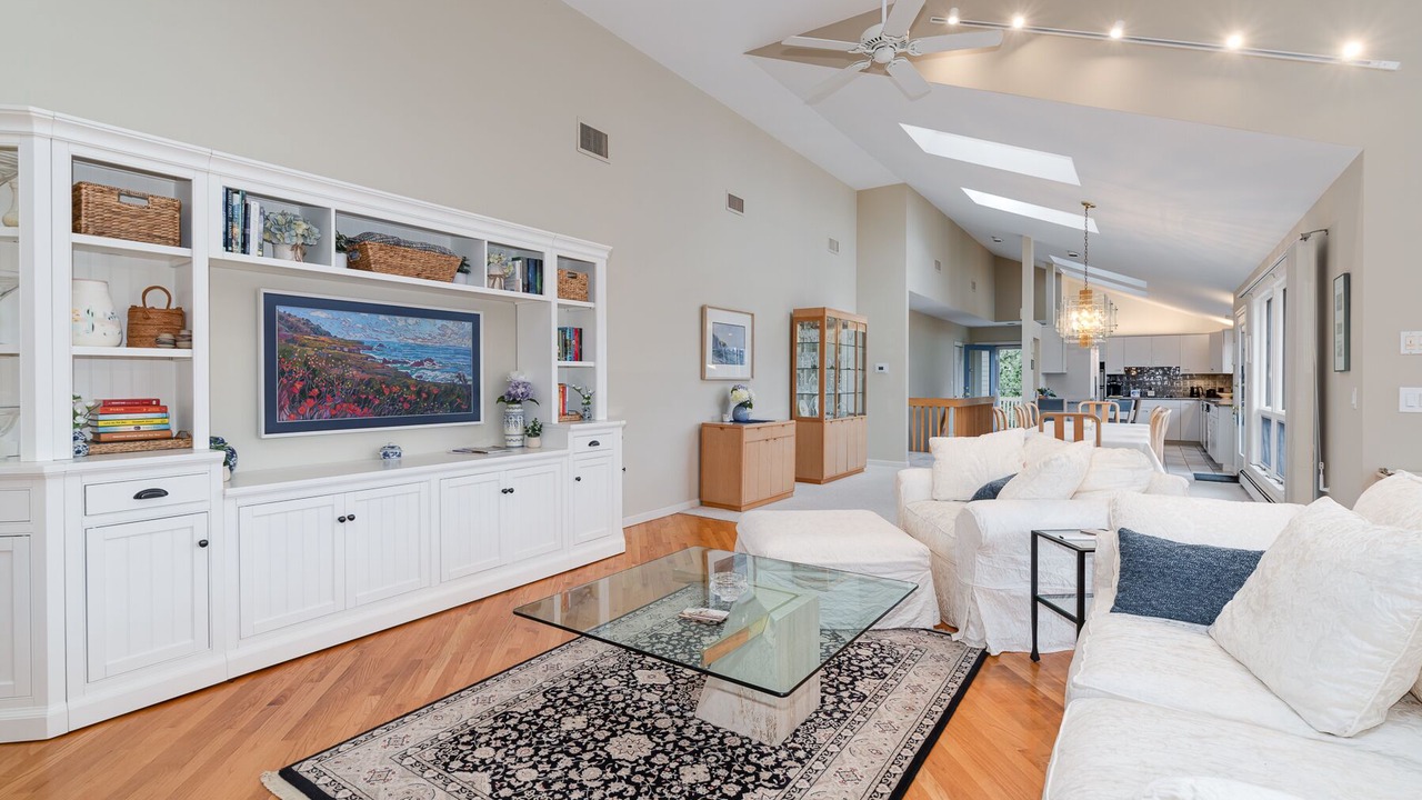 Photo of Livingroom in Popponesset