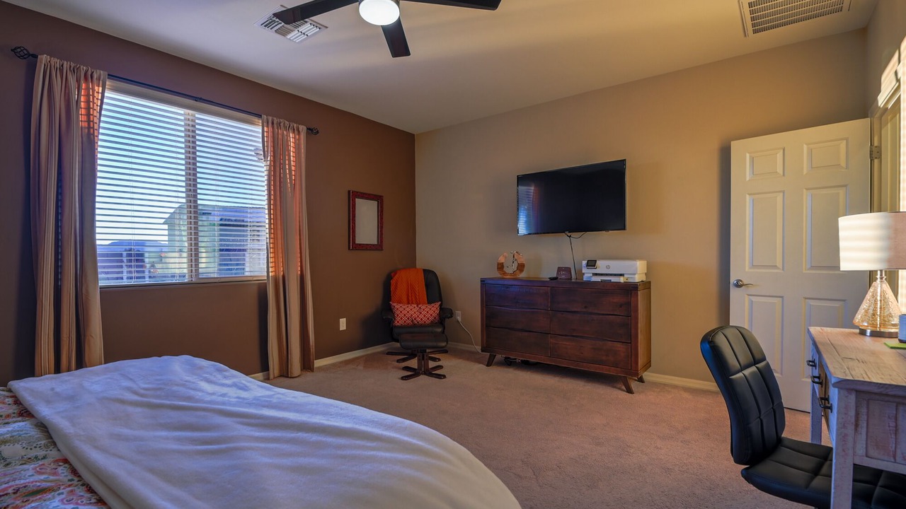 Photo of Bedroom in Oracle