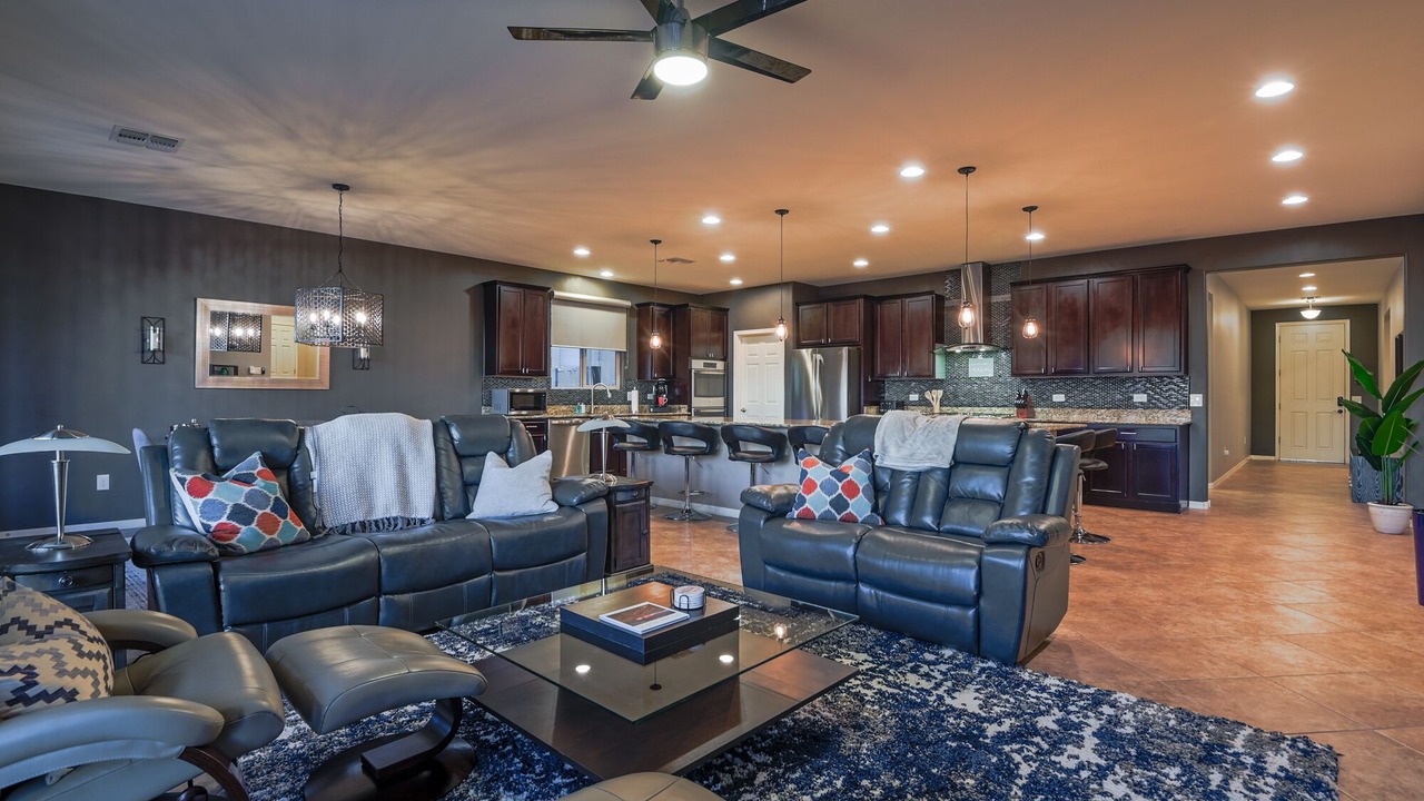 Photo of Livingroom in Oracle
