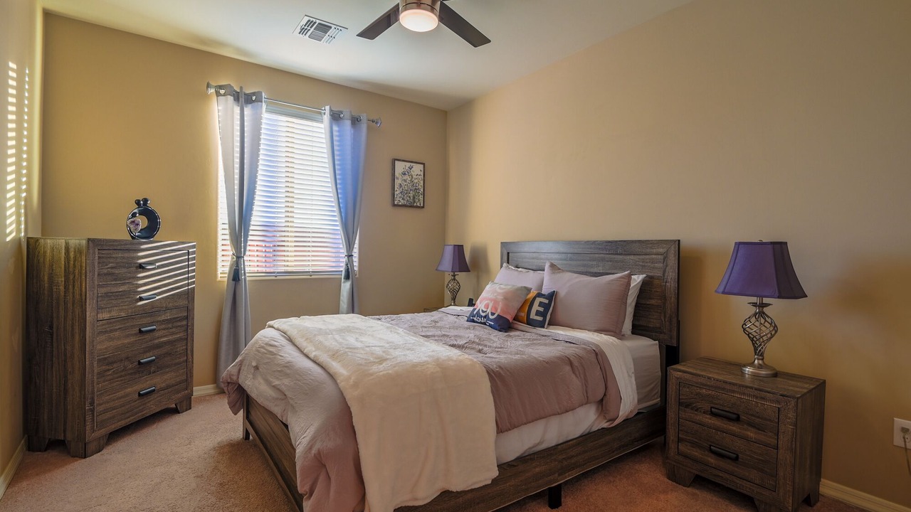 Photo of Bedroom in Oracle